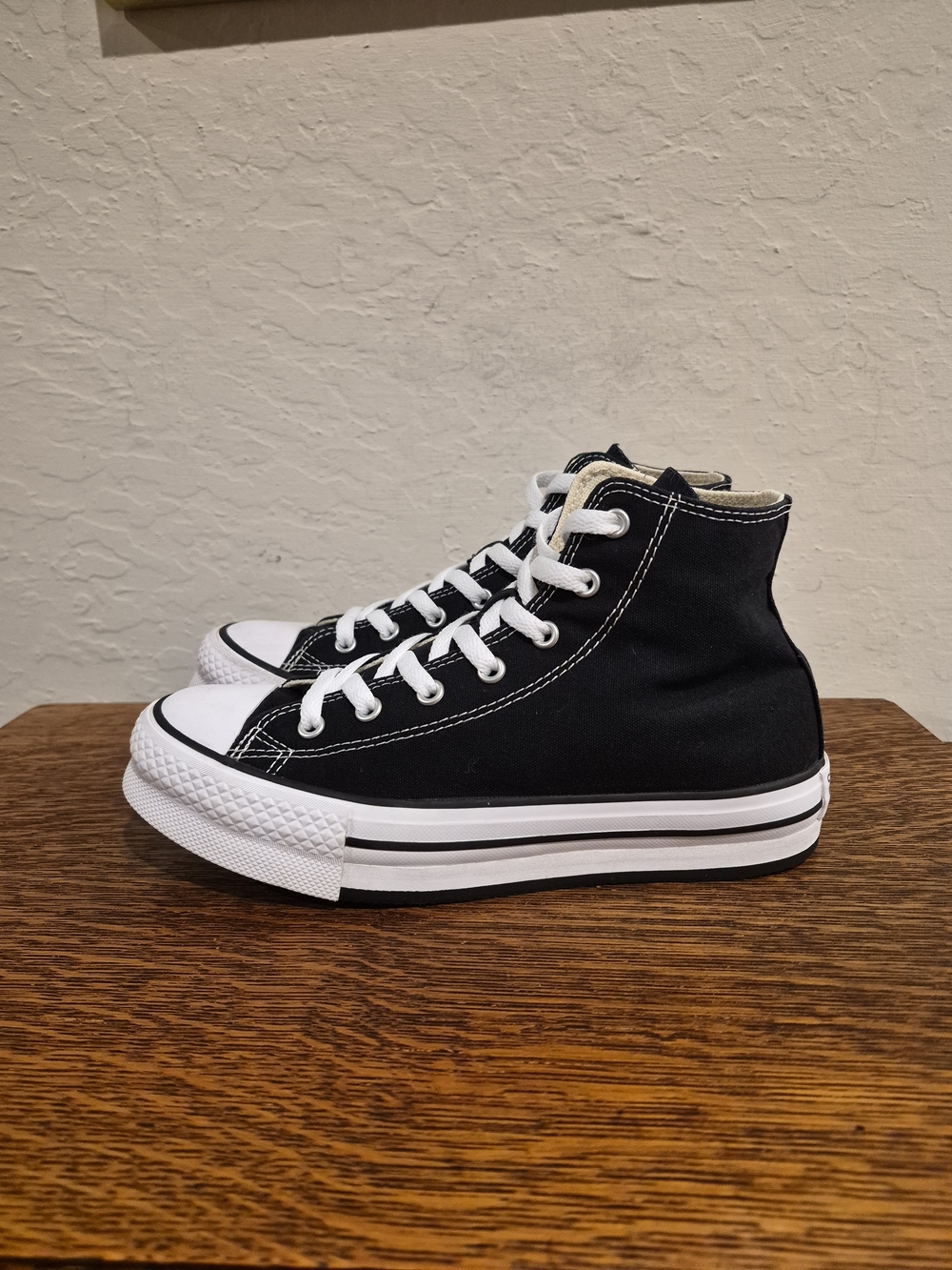 Converse Chuck Taylor All Star Lift High Top Fashion Sneakers
Kids Size US 5